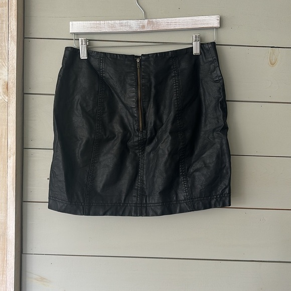 Free People Vegan Leather Mini Skirt - Size 8 - Picture 4 of 6